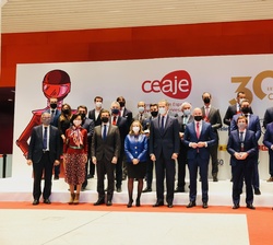 Su Majestad el el Rey con los galardonados y autoridades