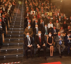 Los Reyes en el Salón Goyeneche en la primera fila de asientos