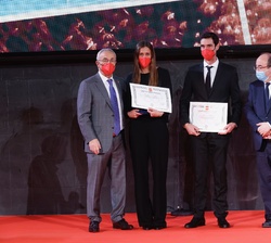 Entrega de reconocimientos a los deportistas
