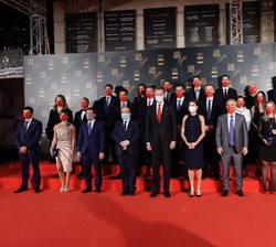 Sus Majestades los Reyes con los galardonados
