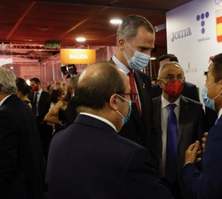 El Rey conversa con los asistentes