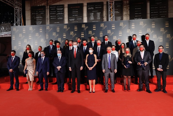 Sus Majestades los Reyes con los galardonados