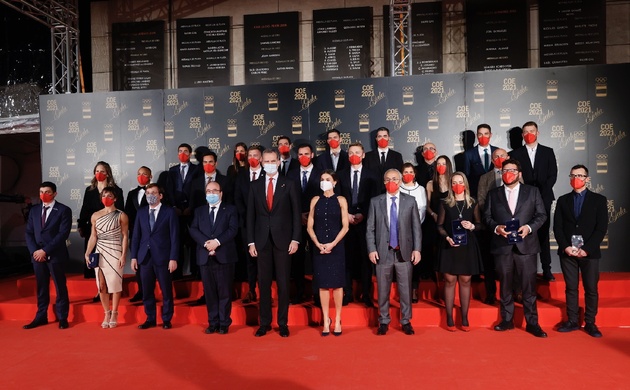 Sus Majestades los Reyes con los galardonados