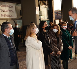 Don Felipe recibe el saludo de las autoridades a su llegada a la estación de Madrid-Chamartin