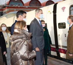 Antes de acceder al vagón, Don Felipe recibe el saludo del presidente de Patentes Talgo, S.L., Carlos Palacio