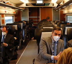 Vista general del vagón en el que Su Majestad el Rey conversa con las autoridades que le acompañan