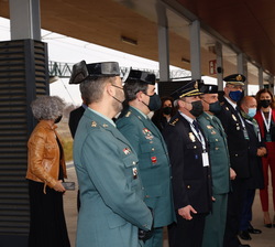 Don Felipe recibe el saludo de las autoridades de la Policía Nacional y de la Guarcia Civil en el andén de la estación de Zamora