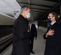 A la llegada a la estación de A Gudiña - Porta de Galicia, Su Majestad el Rey se apea del tren donde es recibido por el presidente de la Xunta de Gali
