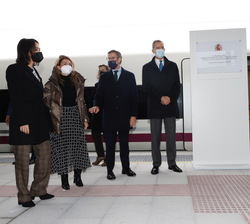 Su Majestad el Rey con las autoridades en la inauguración de la placa conmemorativa de la estación A Gudiña - Porta de Galicia