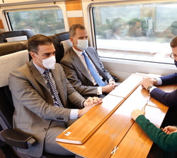 Don Felipe durante el trayecto a la estación de Ourense junto con las autoridades que le acompañan