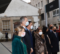 Don Felipe junto a las autoridades durante la interpretación musical de una banda de gaiteros