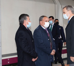 Su Majestad el Rey conversa con los conductores del tren Madrid-Galicia