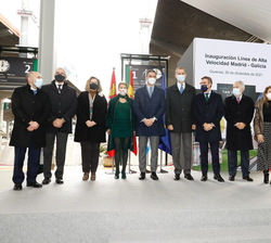 Fotografía de grupo con motivo de la inauguración de la línea de Alta Velocidad Madrid-Galicia