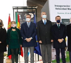 Don Felipe en el escenario en una fotografía de grupo junto a las autoridades participantes en el acto de inauguración de la línea de Alta Velocidad M