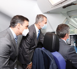 Su Majestad el Rey junto al presidente del Gobierno visitan la cabina del tren de Alta Velocidad 