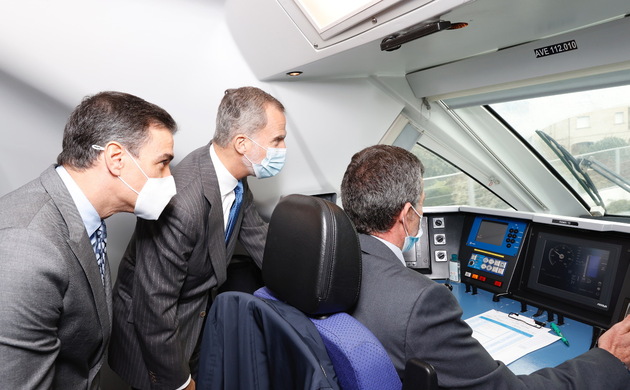 Su Majestad el Rey junto al presidente del Gobierno visitan la cabina del tren de Alta Velocidad 