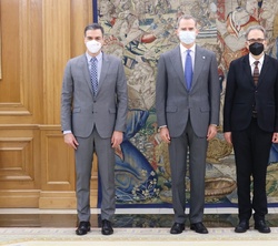 Su Majestad el Rey y el nuevo ministro de Universidades, Joan Subirats Humet, acompañados del presidente del Gobierno, Pedro Sánchez