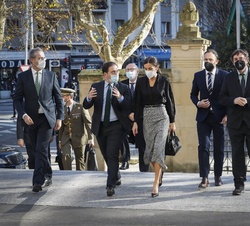 Su Majestad la Reina a su llegada al Centro Cultural Tabakalera acompañada por las autoridades asistentes al acto