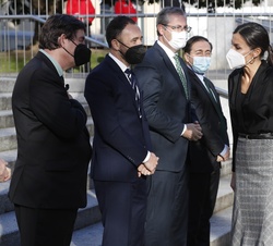 Doña Letizia es recibida por el el director del Instituto Cervantes, Luis García Montero, a su llegada al Centro Cultural Tabakalera