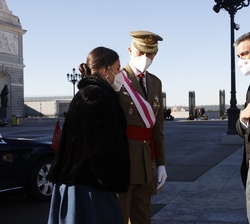 Sus Majestades los Reyes reciben el saludo del presidente del Gobierno, Pedro Sánchez Pérez-Castejón