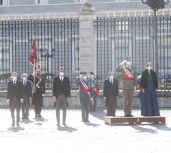 Sus Majestades los Reyes durante la interpretación del Himno Nacional y las salvas de Ordenanza