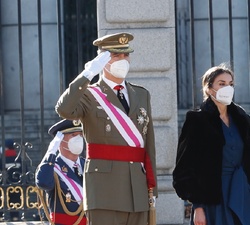 Los Reyes durante la interpretación del Himno Nacional y las salvas de Ordenanza