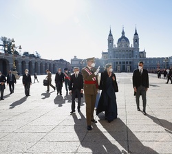 Los Reyes, tras la bienvenida, se dirigen al interior del Palacio Real de Madrid