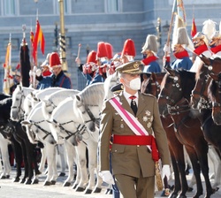 Su Majestad el Rey durante la revista a las tropas