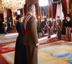 Los Reyes durante los saludos a las representaciones de las comisiones militares asistentes al acto solemne de la Pascua Militar