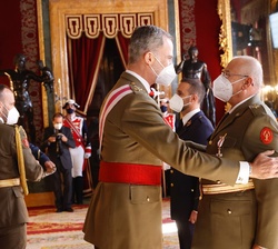 Su Majestad el Rey impone condecoraciones a diferentes miembros de las comisiones militares