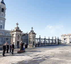 El Rey concede permiso para la revista a las tropas en la Plaza de la Armería del Palacio Real de Madrid