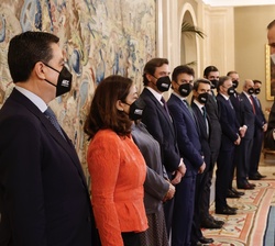 Su Majestad el Rey recibe el saludo de los asistentes a la audiencia a una representación del Comité Ejecutivo de la Asociación Española de Centros y 