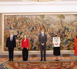 Su Majestad el Rey junto a los integrantes de la representación de la Corporación Municipal del Ayuntamiento de Ciudad Real asistentes a la audiencia
