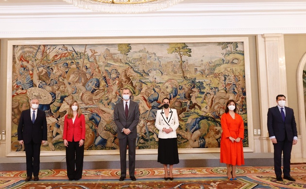 Su Majestad el Rey junto a los integrantes de la representación de la Corporación Municipal del Ayuntamiento de Ciudad Real asistentes a la audiencia
