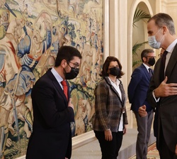Su Majestad el Rey recibe el saludo de los asisentes a la audiencia