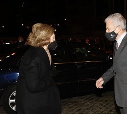 Doña Sofía recibe el saludo del presidente de Cáritas España a su llegada al Auditorio Nacional de Música