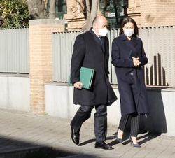Su Majestad la Reina a su llegada a la sede de FEDER acompañada por el Jefe de la secretaría de S.M. la Reina