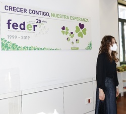 Su Majestad la Reina saluda a la directora de FEDER, Alba Ancochea