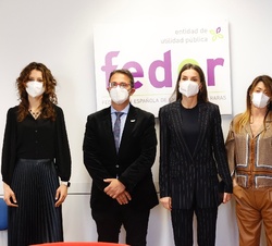 Su Majestad la Reina acompañada por los participantes en la reunión