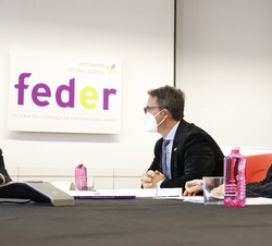 Su Majestad la Reina en la mesa de la sala de reuniones