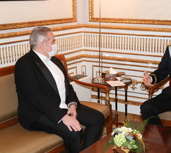 Don Felipe conversa con el embajador de la República Argelina Democrática y Popular, Sr. Said Moussi
