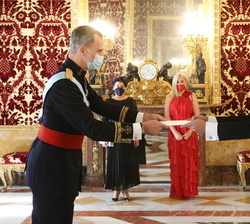 Su Majestad el Rey recibe la Carta Credencial de manos del embajador de la República de Armenia, Sr. Sos Avetisyan