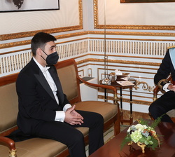 Don Felipe conversa con el embajador de la República de Armenia, Sr. Sos Avetisyan
