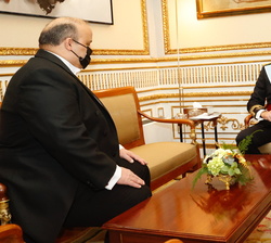 Don Felipe conversa con el embajador de la República Árabe de Egipto, Sr. Yousef Diaeldin Mekkawy