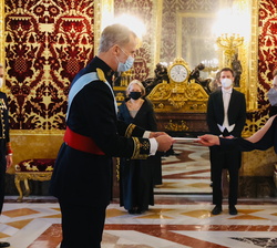 Su Majestad el Rey recibe la Carta Credencial de manos de la embajadora de la República de Finlandia, Sra. Sari Rautio