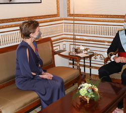 Don Felipe conversa con la embajadora de la República de Finlandia, Sra. Sari Rautio