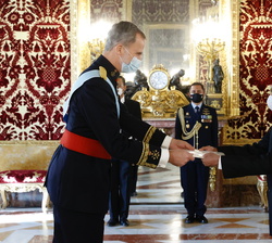 Su Majestad el Rey recibe la Carta Credencial de manos del embajador de la República de Indonesia, Sr. Muhammad Najib