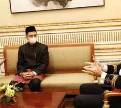 Don Felipe conversa con el embajador de la República de Indonesia, Sr. Muhammad Najib