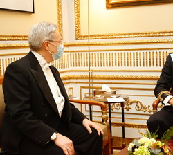Don Felipe conversa con el embajador del Gran Ducado de Luxemburgo, Sr. Christian Marc Biever