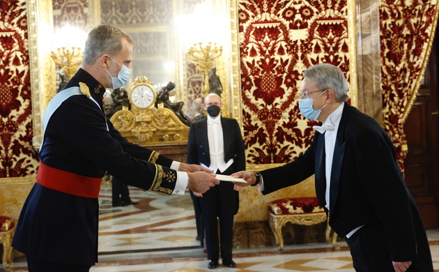 Su Majestad el Rey recibe la Carta Credencial de manos del embajador del Gran Ducado de Luxemburgo, Sr. Christian Marc Biever
